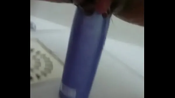 نئی Stuffing the shampoo into the pussy and the growing clitoris توانائی کی ویڈیوز