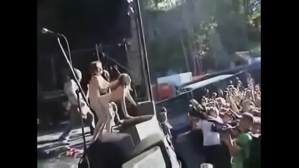 新Couple fuck on stage during a concert能源视频