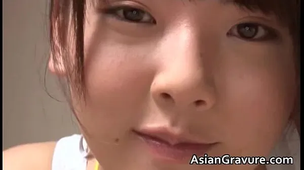Novi videoposnetki Cute japanese chick stripping and posing energije
