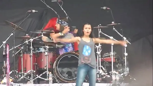 Video tenaga Girl mostrando peitões no Monster of Rock 2015 baharu