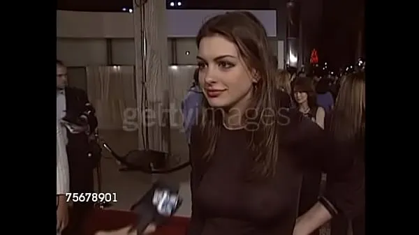 Nieuwe Anne Hathaway in her infamous see-through top energievideo's