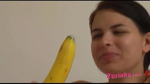 Nieuwe How-to: Young brunette girl teaches using a banana energievideo's