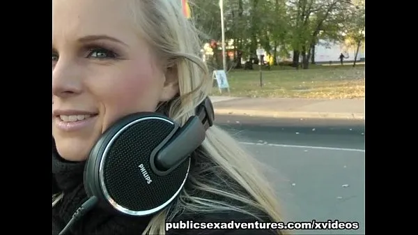 Video energi Blonde party girl loves outdoor fucking baru