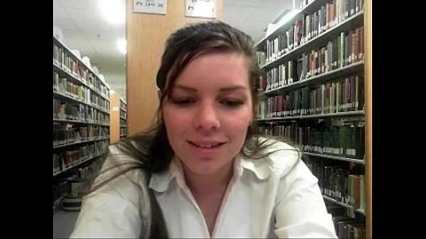 Video tenaga Teen masturbates and squirts in library baharu