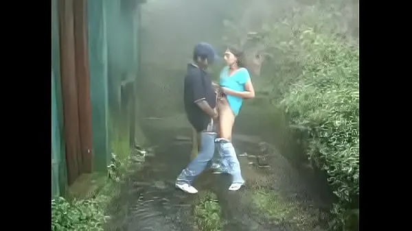 Ny Indian girl sucking and fucking outdoors in rain energi videoer