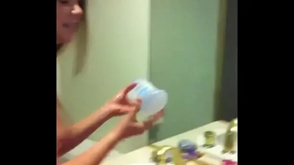 Novi videoposnetki Girl shaving her friend's pussy for the first time energije