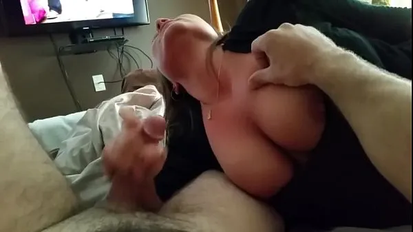 New Guy getting a blowjob while watching porn on his phone energi videoer