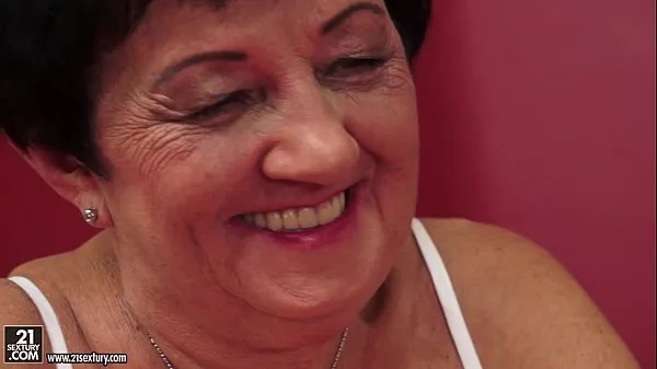 Nuevos videos de energía a la abuela traviesa le encanta comer el coño apretado de una mujer joven