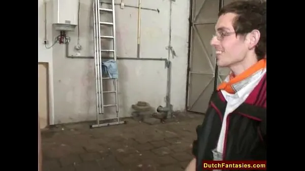 Novi videoposnetki Dutch Teen With Glasses In Warehouse energije