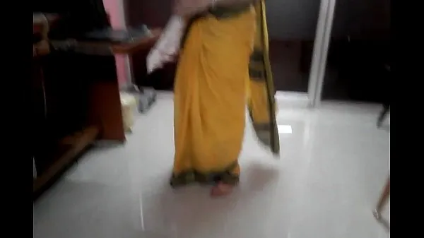 Novi videoposnetki Desi tamil Married aunty exposing navel in saree with audio energije