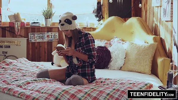 Yeni TEENFIDELITY - Creampie Surprise From Stepdad In Shyla Ryder's Pussy enerji Videoları