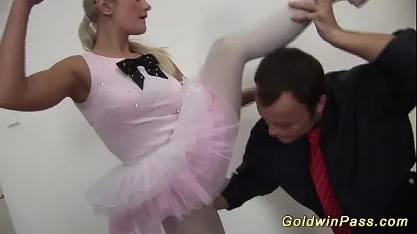 Novi videoposnetki flexible ballerina gets fisted energije