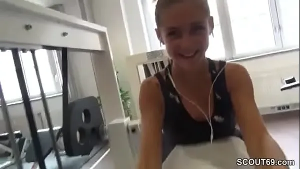 Nieuwe Small German Teen Seduce Stranger to Fuck in Gym energievideo's