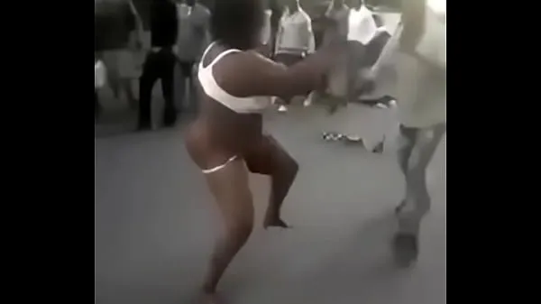 Video tenaga Woman Strips Completely Naked During A Fight With A Man In Nairobi CBD baharu
