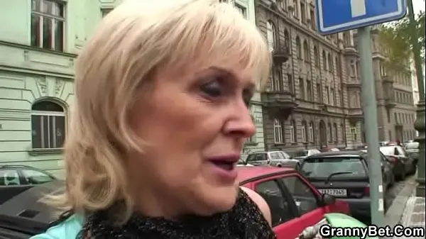 Új Old granny prostitute takes it from behind energia videók