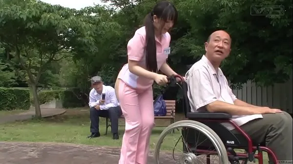 Nieuwe Subtitled bizarre Japanese half naked caregiver outdoors energievideo's