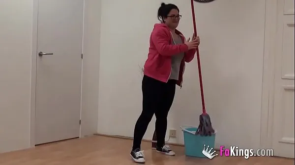 Νέα βίντεο Cleaning lady was tidying up our studios, but Julius was waiting for her ενέργειας