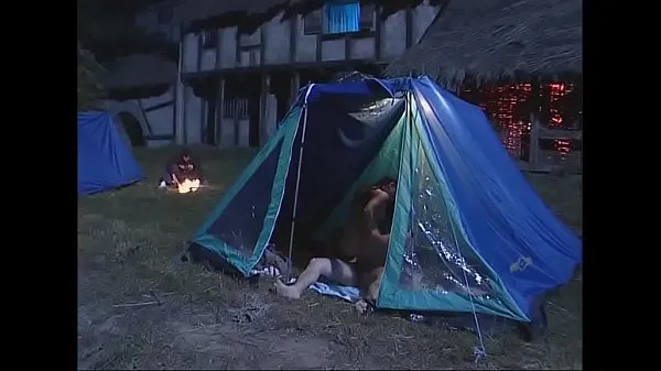 Nové videá o Sex orgy at the campsite energii