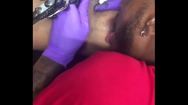 새로운 Horny tattoo artist multi-tasking sucking client's nipples 에너지 동영상