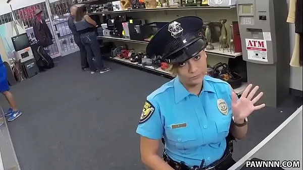Nieuwe Ms. Police Officer Wants To Pawn Her Weapon - XXX Pawn energievideo's