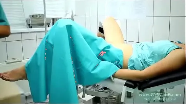 Nieuwe beautiful girl on a gynecological chair (33 energievideo's