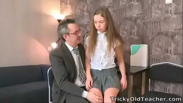 Nové videá o Tricky Old Teacher - Sara looks so innocent energii