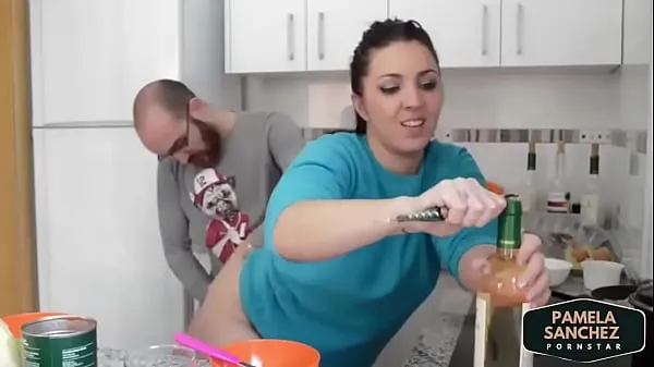 Nové videá o Fucking in the kitchen while cooking Pamela y Jesus more videos in kitchen in pamelasanchez.eu energii