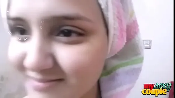 Video energi Indian Big boobs Bhabhi Sonia After Shower STRIPS for Husband baru