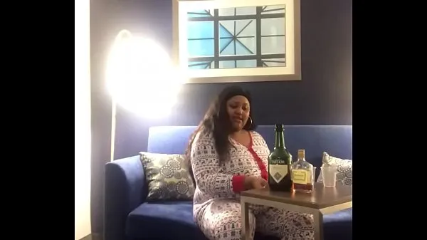 مقاطع فيديو جديدة للطاقة Big fat ebony makes herself comfortable when she is home alone