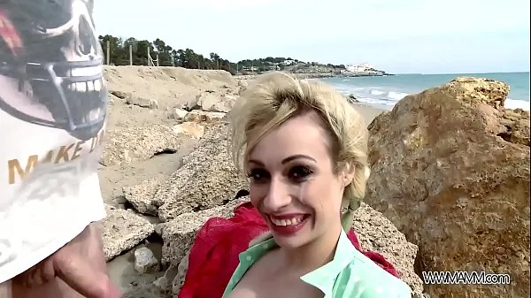 Nieuwe Wild beach fuck with busty blonde eating sperm energievideo's