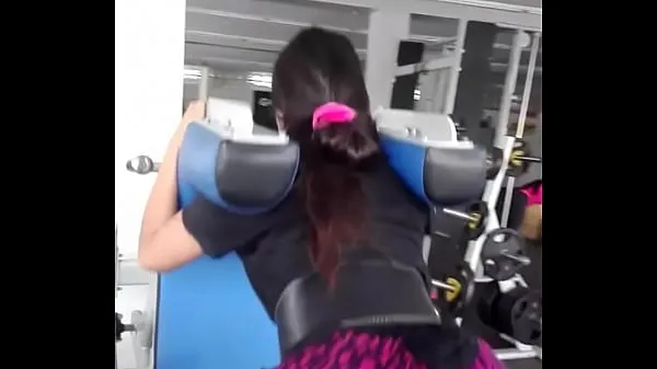 Nowe filmy In the GYM exercising her ass energii
