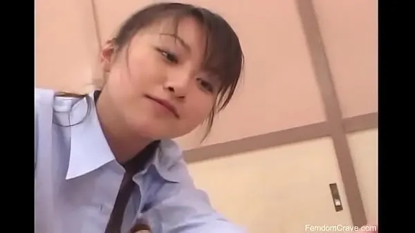 Nieuwe Asian teacher punishing bully with her strapon energievideo's