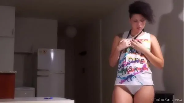 مقاطع فيديو جديدة للطاقة Brunette Gwen H Toying Her Pussy