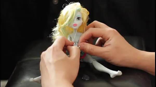 Video energi BEAUTIFUL Lagoona doll (Monster High) gets DRENCHED in CUM 19 TIMES baru