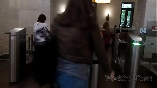 새로운 Upskirt of a slender girl on an escalator in the subway 에너지 동영상
