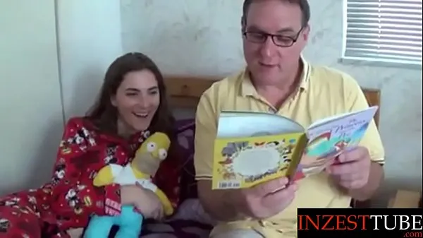 نئی step Daddy Reads Daughter a Bedtime Story توانائی کی ویڈیوز