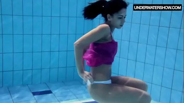 新しいZlata Oduvanchik swims in a pink top and undressesエネルギービデオ