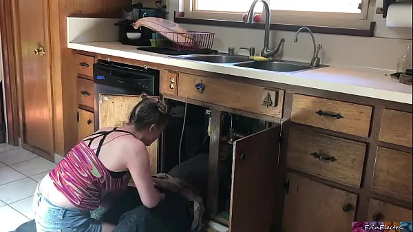 Nouvelles vidéos sur l’énergie chanceux plombier baisée par l'jeunes - Erin Electra