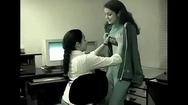 新Two young Indian Lesbians have fun in the office能源视频