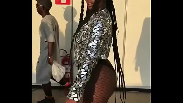 New Singer Iza showing off her big hot ass energy Videos