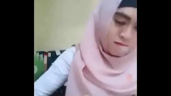 مقاطع فيديو جديدة للطاقة Indonesian girl with hood showing tits