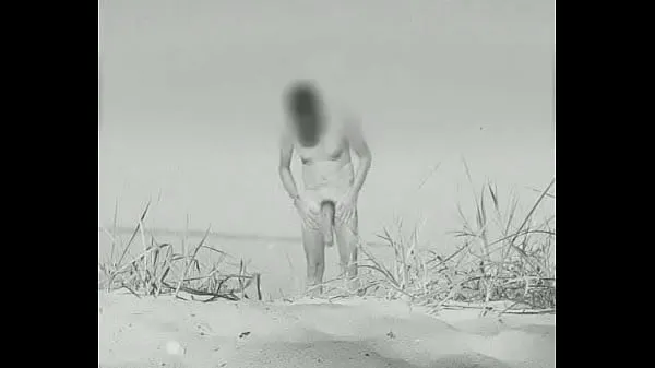 新Huge vintage cock at a German nude beach能源视频