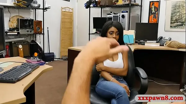 مقاطع فيديو جديدة للطاقة Huge boobs ebony gives a BJ and nailed by pawnshop owner
