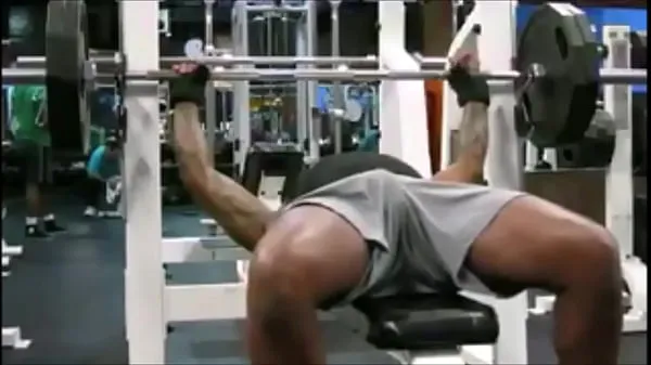 Νέα βίντεο Fitness: men display their during exercise ενέργειας
