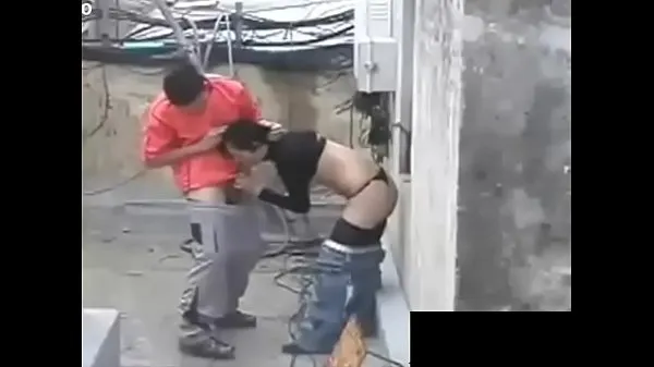 新Algerian whore fucks with its owner on the roof能源视频