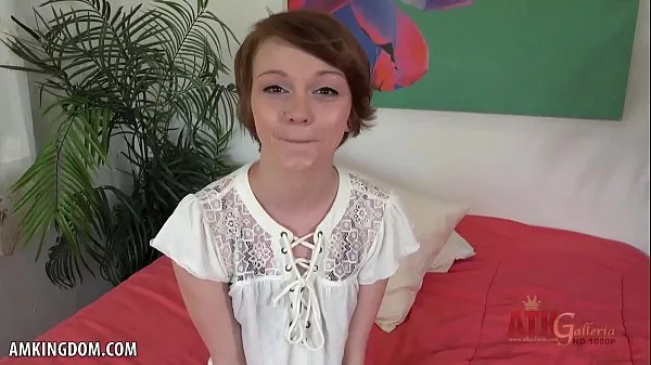 مقاطع فيديو جديدة للطاقة Petite Lucy Valentine opens her pussy wide for you