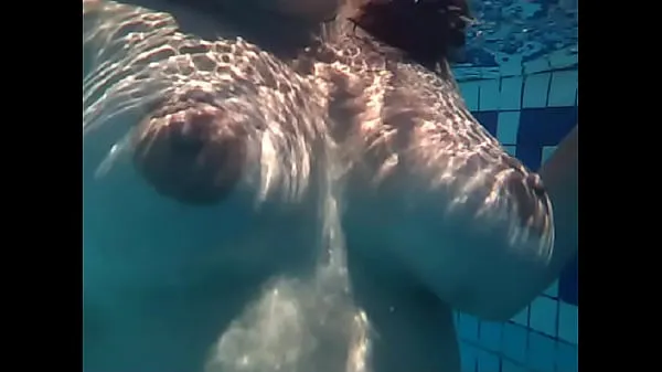Nowe filmy Swimming naked at a pool energii