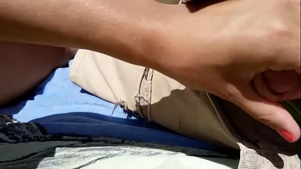 مقاطع فيديو جديدة للطاقة Girl Masturbates boyfriend on a public beach