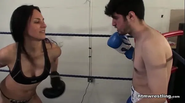 مقاطع فيديو جديدة للطاقة Femdom Boxing Beatdown of a Wimp