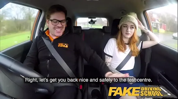 Új Fake Driving Slim hot redhead minx fucks better then she drives energia videók